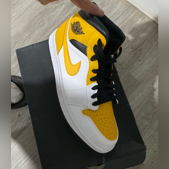 Selling my brand new Air Jordan 1MID. Never worn before. Size 10.5US. - Picture 2 of 10